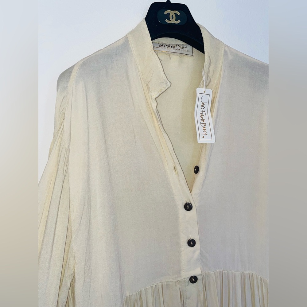 Jen’s Pirate booty flowy peasant top button shirt Cream bell sleeve M/L nwt - Picture 13 of 14